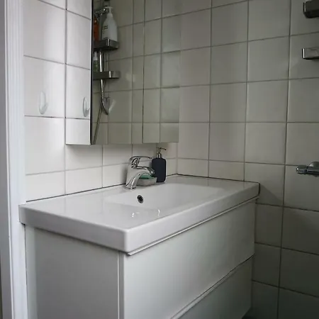 Central Apt In Residential Area-pro Managed *